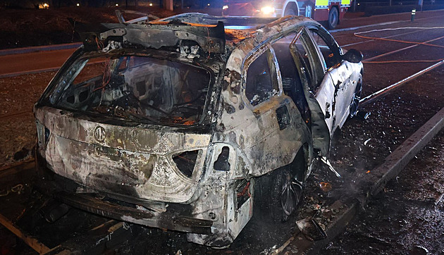 Řidička se dvěma promile najela na tramvajový pás, poničené auto shořelo