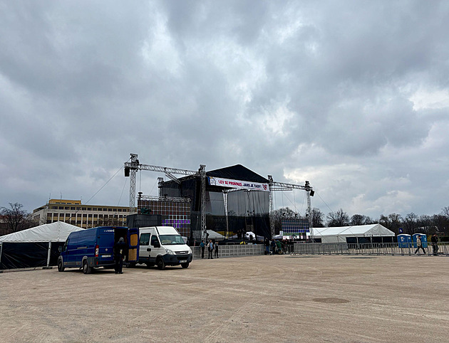 Na Letnou přicházejí první účastníci. Milion chvilek čeká až 400 tisíc lidí