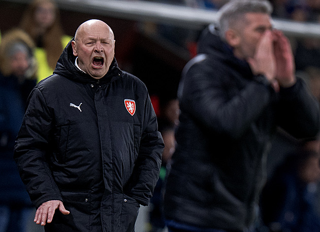 Drž se radši zubařiny! spílal irský reportér trenérovi. Toho porážka v Praze bolela