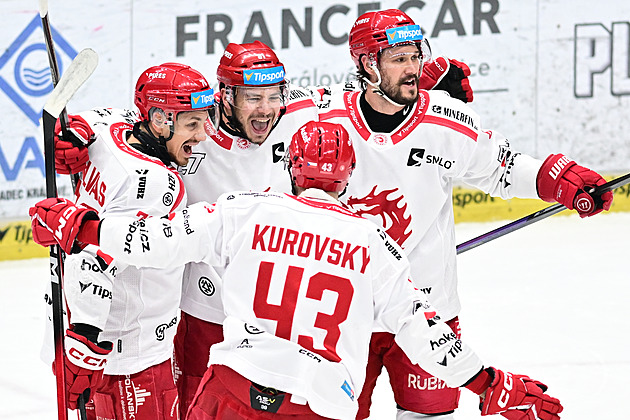 Třinec si v Hradci po prodloužení zajistil semifinále. Liberec má proti Varům mečbol Třinec si v Hradci po prodloužení zajistil semifinále. Liberec má proti Varům mečbol