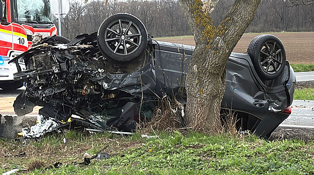 Srážka aut u Prahy, jedno skončilo na střeše. Oba řidiči mají těžká zranění