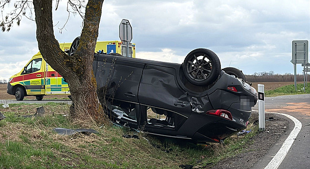 Srážka aut u Prahy, jedno skončilo na střeše. Oba řidiči mají těžká zranění