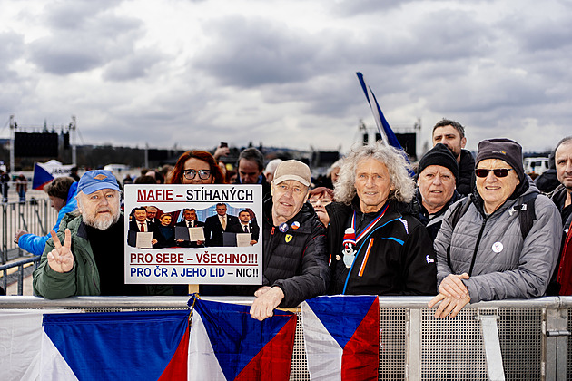 OBRAZEM: Letná plná vzkazů politikům. Podívejte se, co konkrétního jim říkají