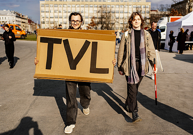 Válka o média, či poplatky? Zatím spíš zkušební balonek, na válku nemá vláda sílu ani kapacitu