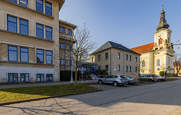 Milionové díry ve školním účetnictví. Lidé jsou v šoku, exředitel se stáhl do ústraní