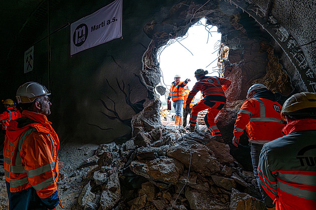 Závěr obstaralo bourací kladivo. Tunel na obchvatu Náchoda je proražený