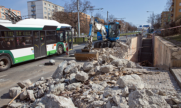 Řidiče čeká komplikace na plzeňském tahu, starý podchod ustupuje nové lávce