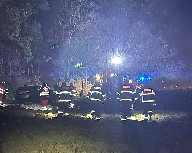 Motorkář ujížděl policii, pak ho našli v rybníce. Zemřel v nemocnici