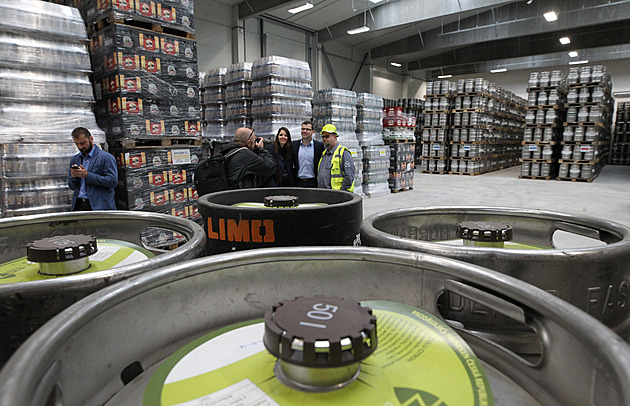 Pivovar ve Velkém Březně omezuje produkci, Heineken zde zastavil i exkurze