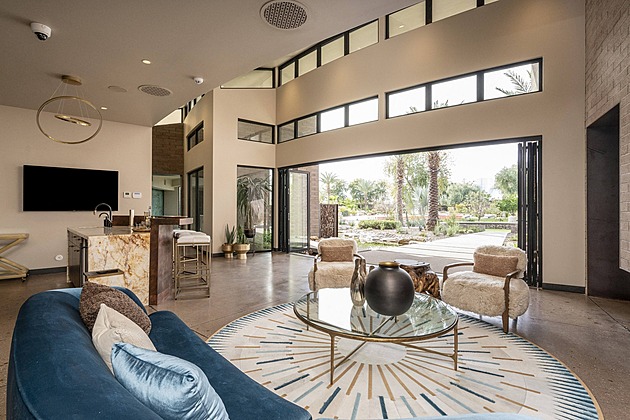 Motokáry, střelnice a luxus. Ohromující vila s cenovkou 430 milionů šokuje