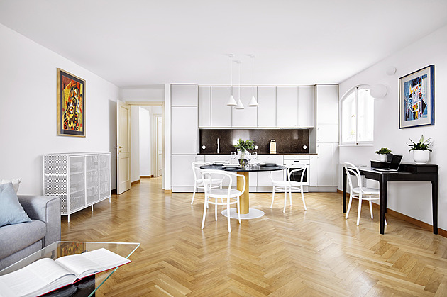 Jeden vaří, druhý jí. Na Letné vznikl fantastický byt ušitý rodině na míru