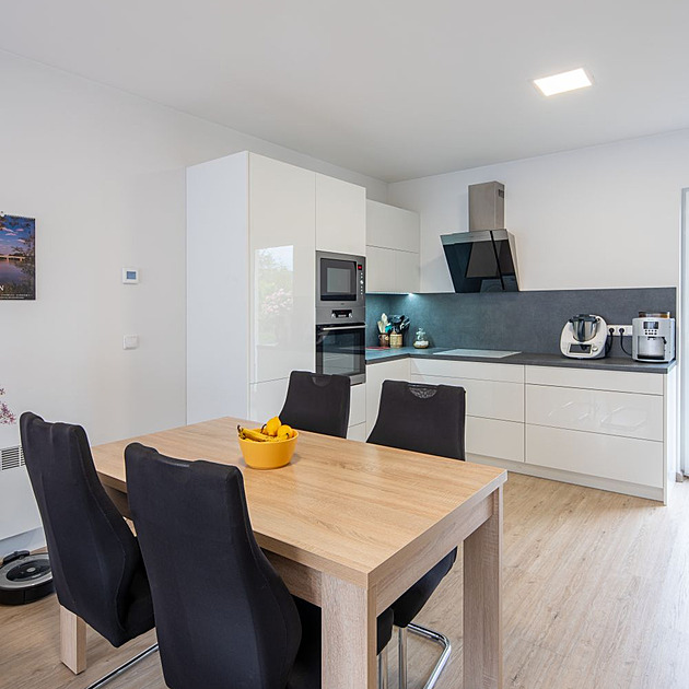 Sbohem, paneláku! Rodina našla nový domov v řadové dřevostavbě v Litoměřicích