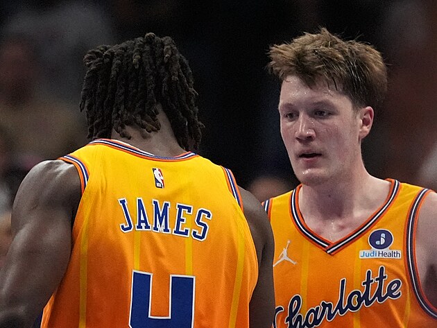 Sion James (4) a Kon Knueppel (7) z Charlotte Hornets oslavuj�.
