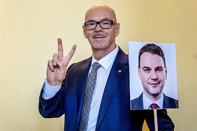 Ministr kultury za Motoristy sob� Oto Klemp�� na jedn�n� vl�dy. V ruce dr��...