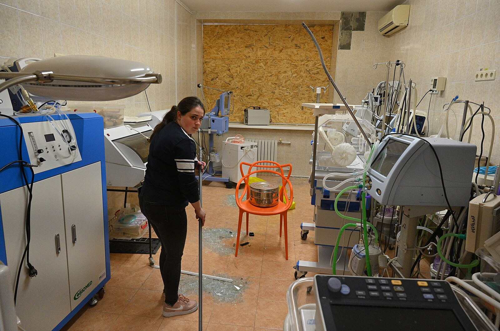 Rusové zasáhli porodnici v Oděse, Ukrajinci udeřili na rafinerii a továrny