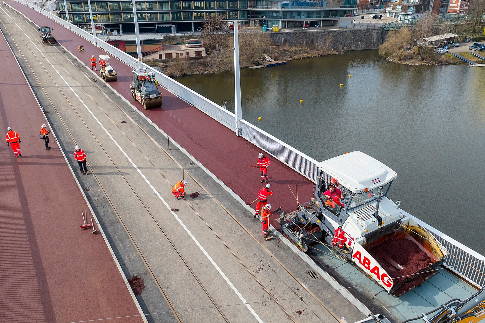 Takto vypadá Dvorecký most z výšky. Díky barvě chodníků je už nepřehlédnutelný