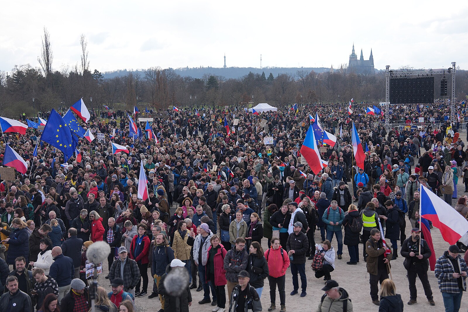 Na demonstraci na Letné jsou už davy. Milion chvilek čeká až 400 tisíc lidí