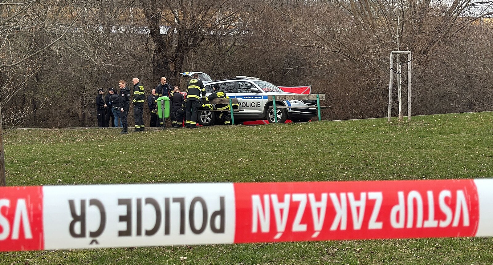 Policisté vytáhli z Kyjského rybníka mrtvého muže, zjišťují jeho totožnost