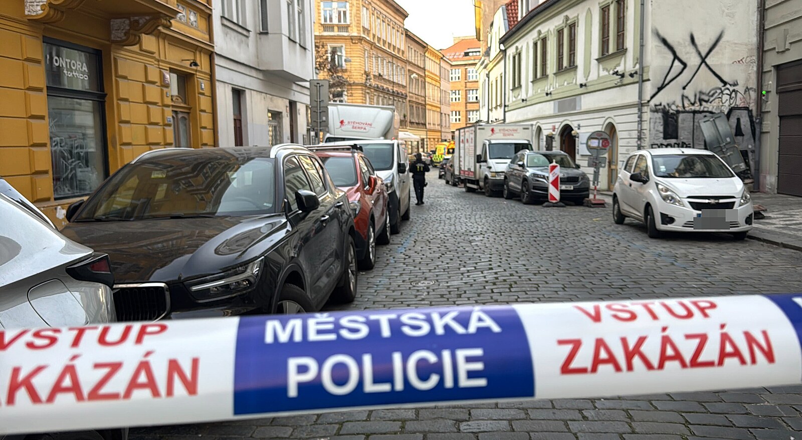 Policejní manévry v centru Prahy. Muž se zabarikádoval v bytě a nechtěl otevřít