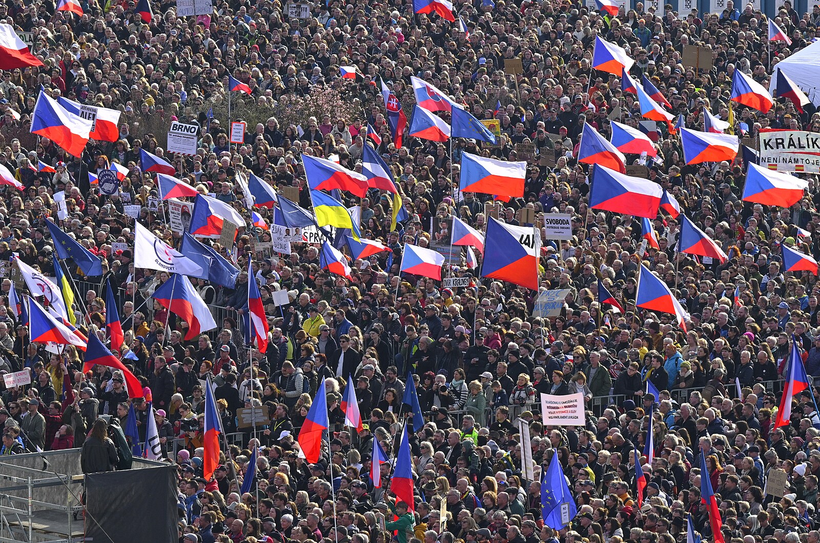 Skutečná vizitka vlády Babiše. Je za pět minut dvanáct, reaguje opozice na Letnou