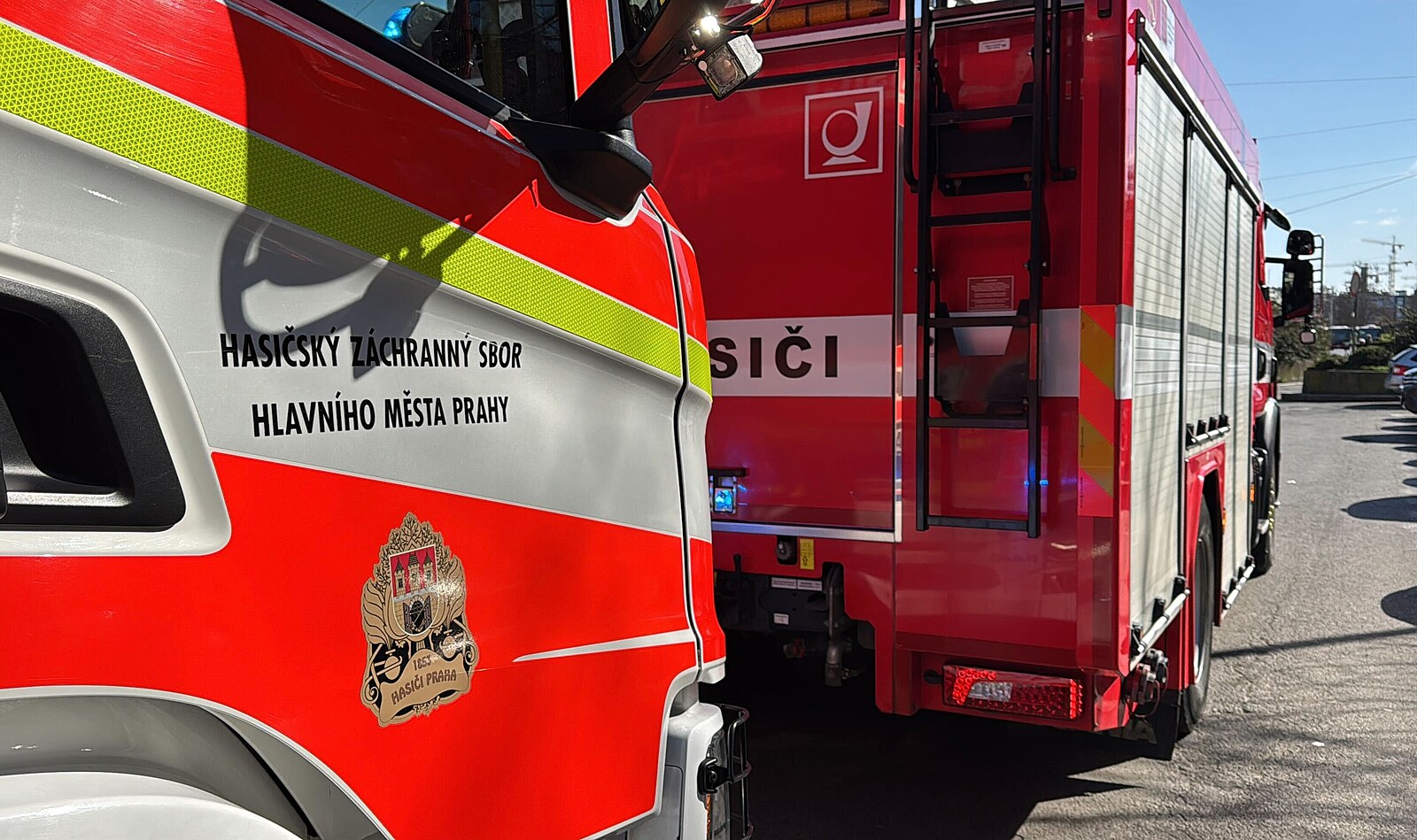 Tragický požár bytu v pražských Nuslích nepřežila žena, při zásahu se zranil hasič