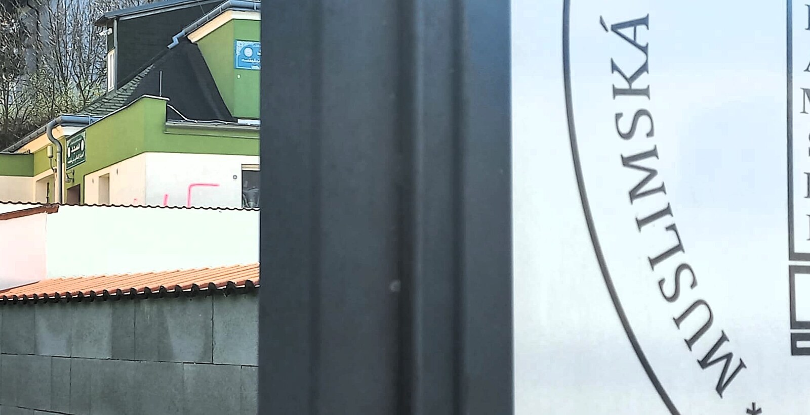 Hákové kříže a slepice bez hlavy. V Teplicích zaútočili na modlitebnu muslimů