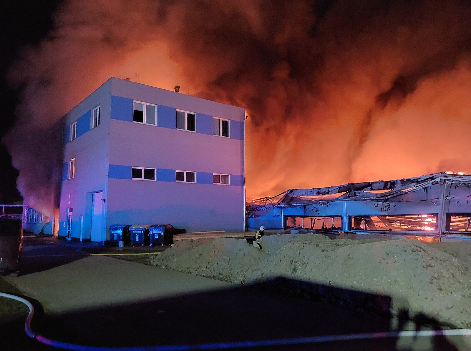 Škody po požáru ve zbrojní LPP Holding jdou do stovek milionů, výroba pokračuje