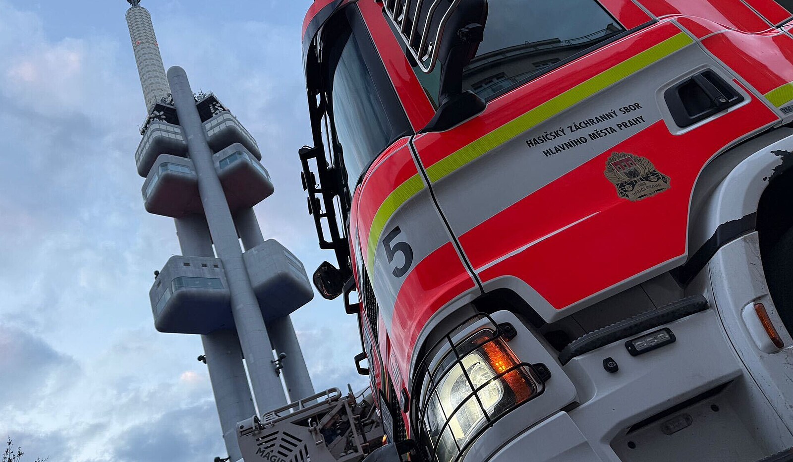 Poplach v Žižkovské věži. Kvůli požáru ve výtahu se evakuovalo sto lidí