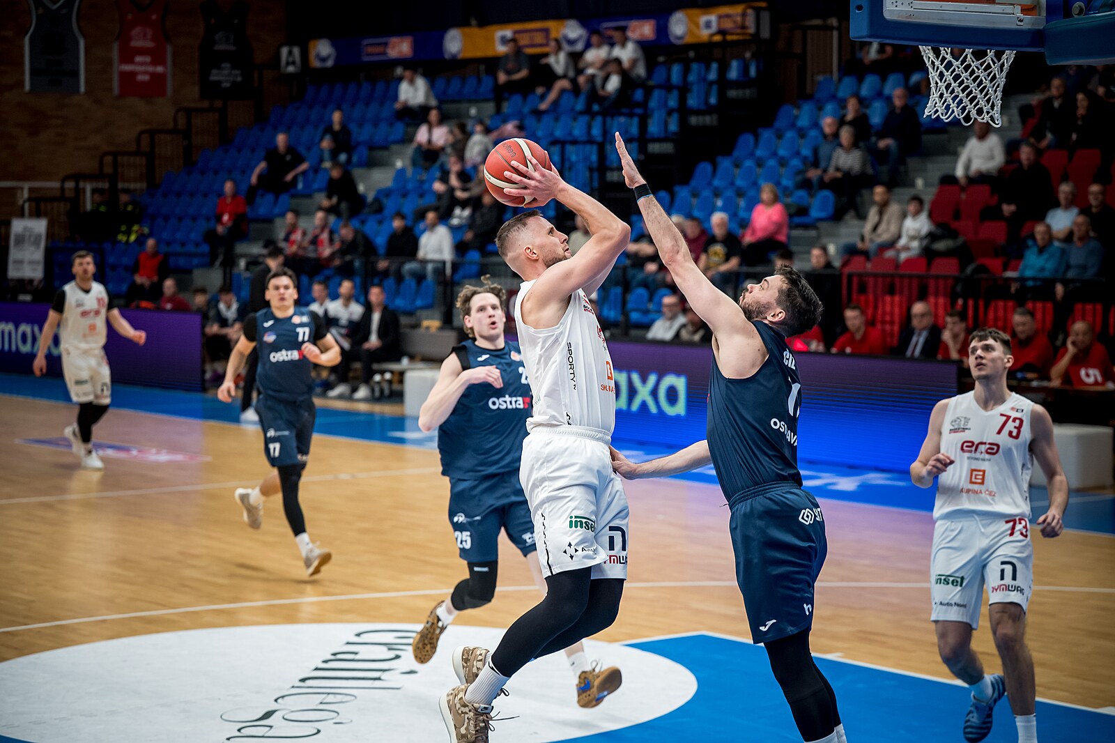 Nymburk po třech porážkách zabral, výhru nad Ostravou řídil Bohačík. Slaví také Brno