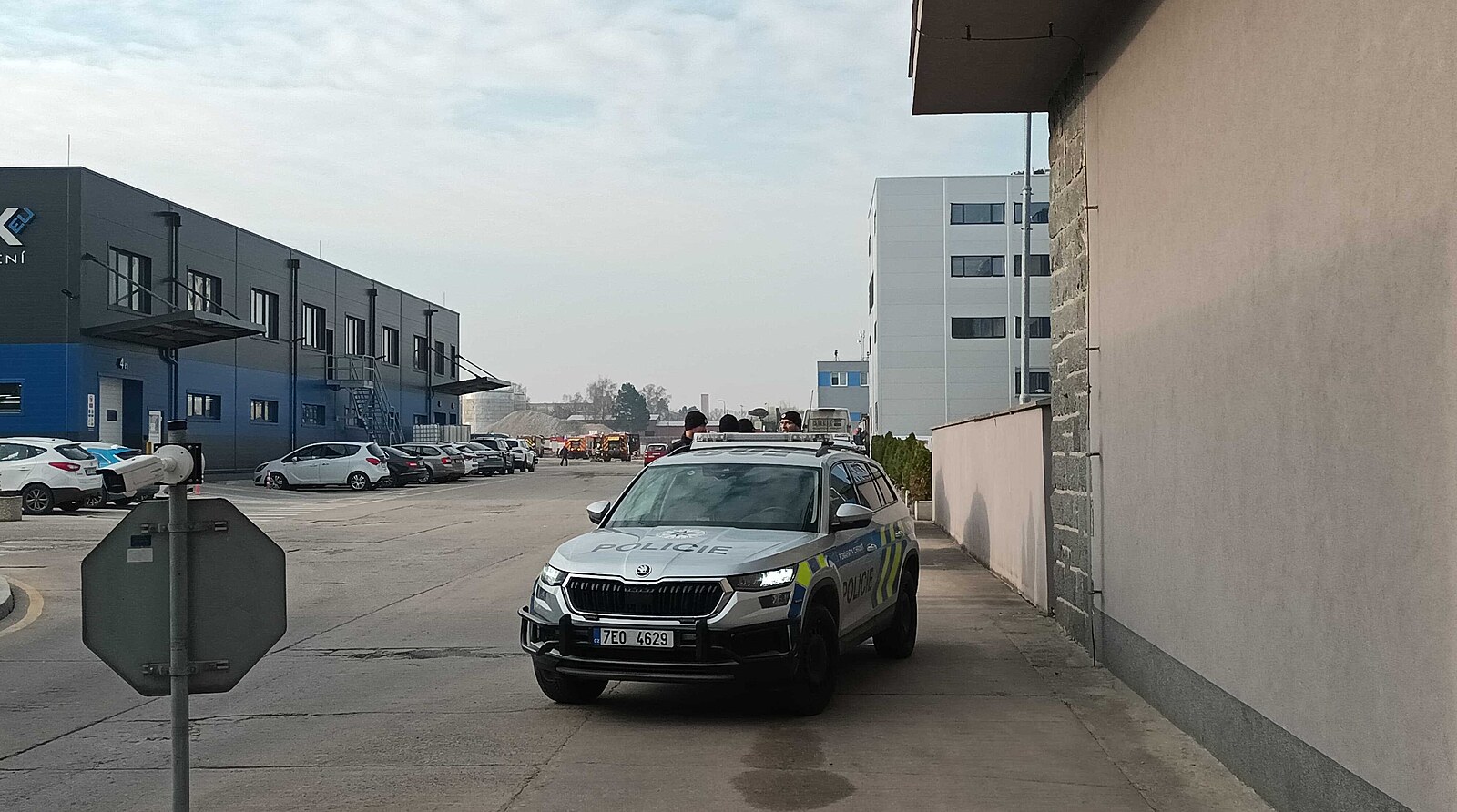 Policie dál prohledává komplex v Pardubicích, Aero Vodochody posiluje ostrahu