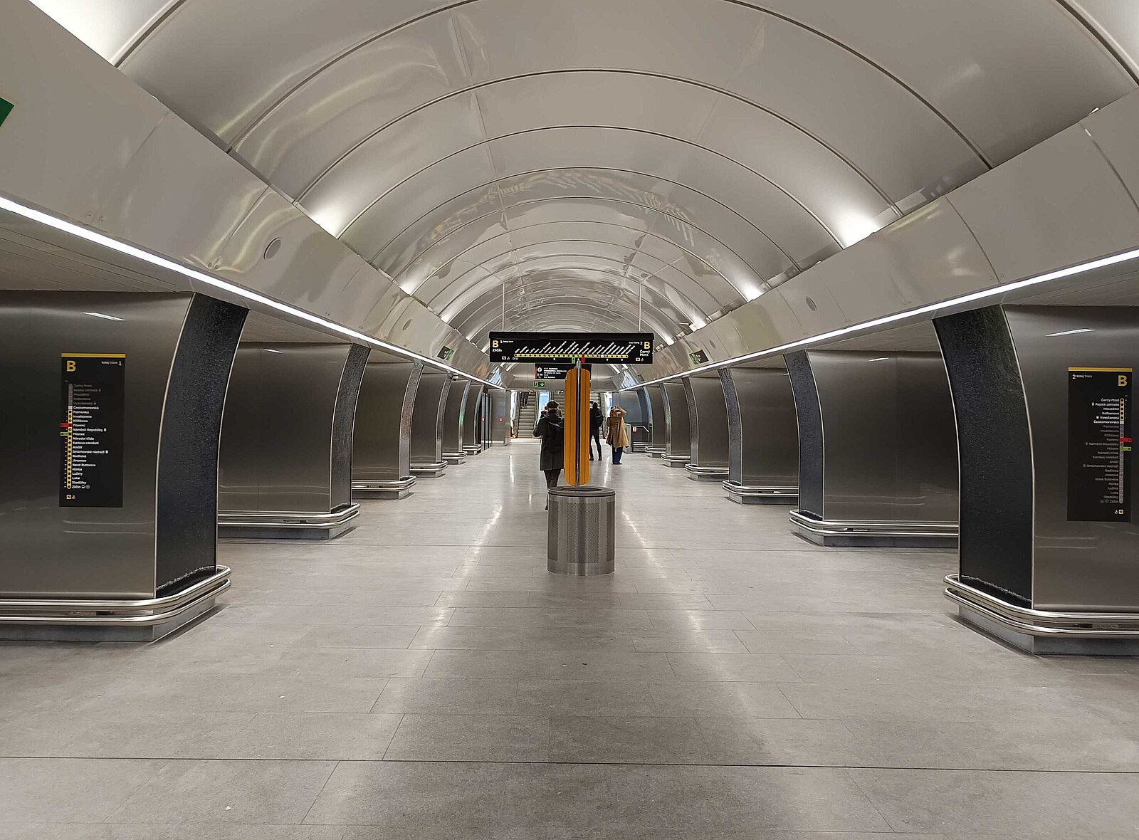 Stanice metra Českomoravská se znovu otevírá. Speciální eskalátory jsou pomalejší