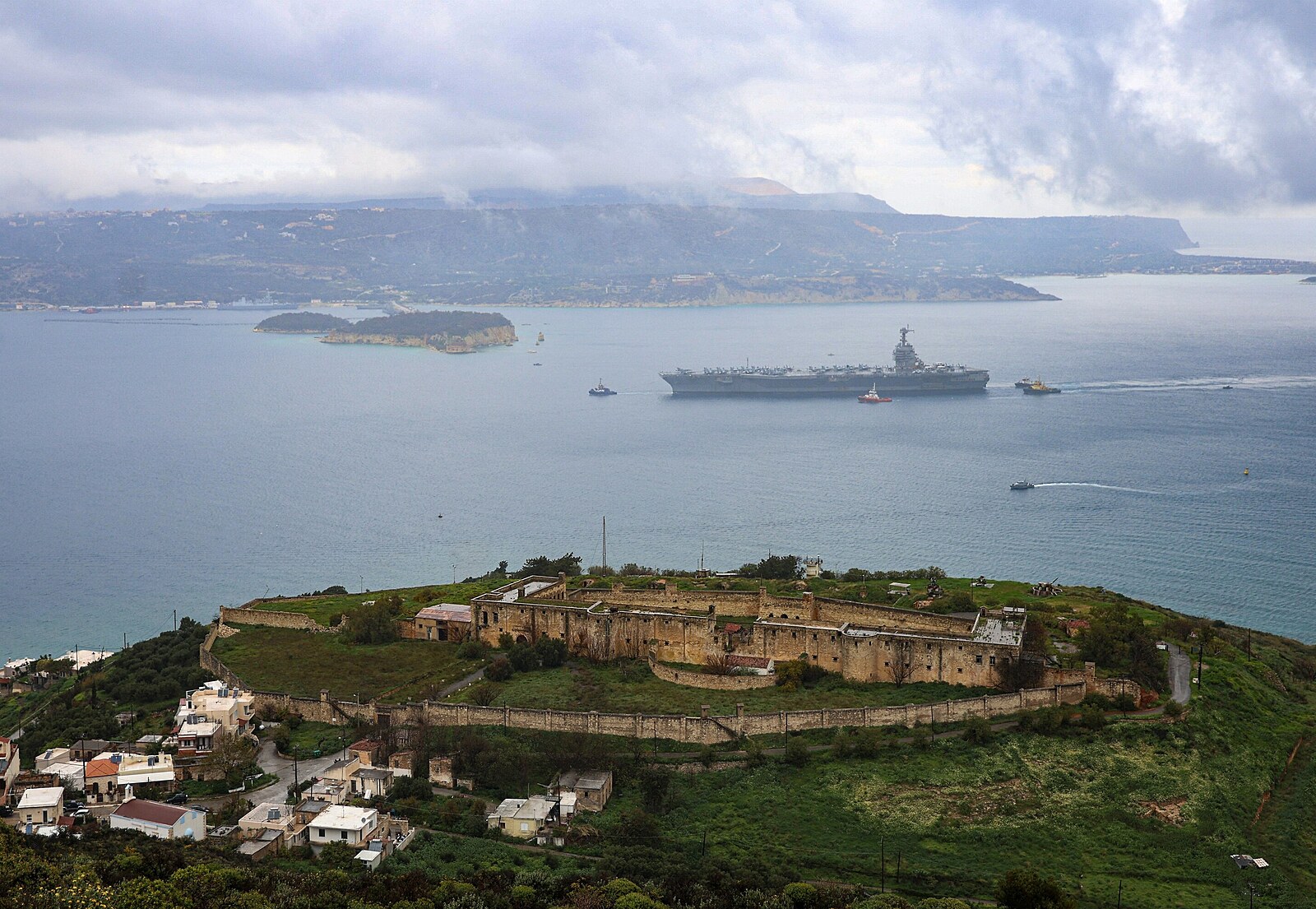 Největší americká letadlovka se od Íránu vrátila na Krétu. Čekají ji opravy