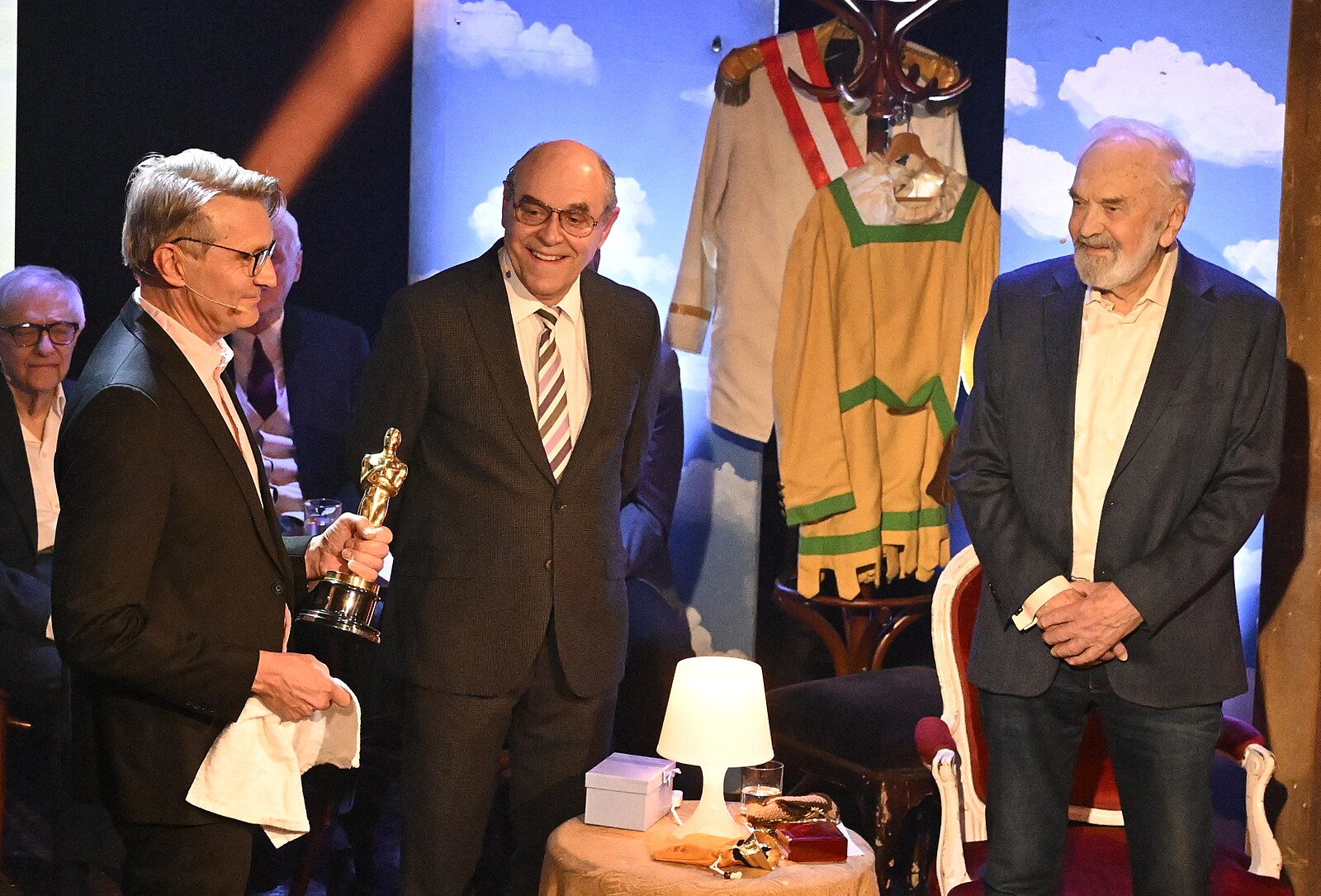 Šíp, Kolářová i syn s Oscarem. Podívejte se, kdo přišel popřál Svěrákovi k devadesátce