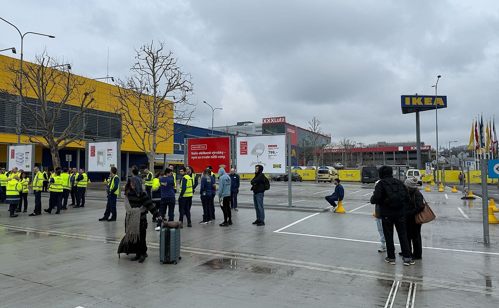 Lidé museli utéct z Ikey na Černém Mostě, dělníci omylem spustili požární hlásič