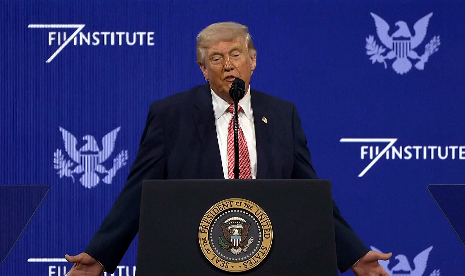 Trump zvažuje, že požádá arabské země, aby spolufinancovaly válku s Íránem