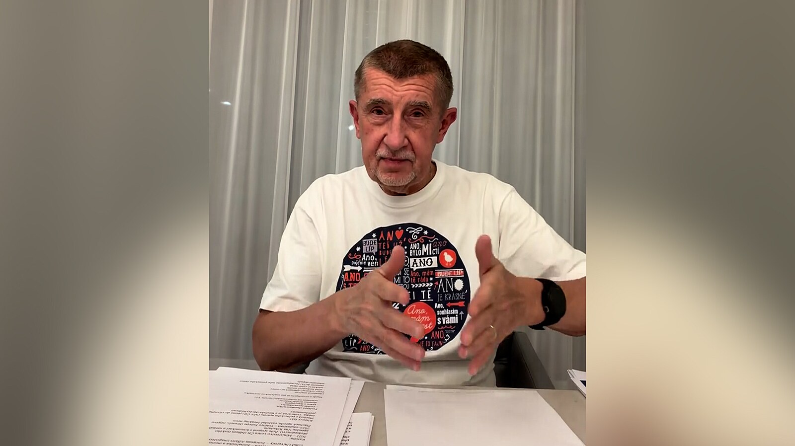 Měli tam díru v plotě, kritizuje Babiš zbrojovku z Pardubic. Firma to odmítá