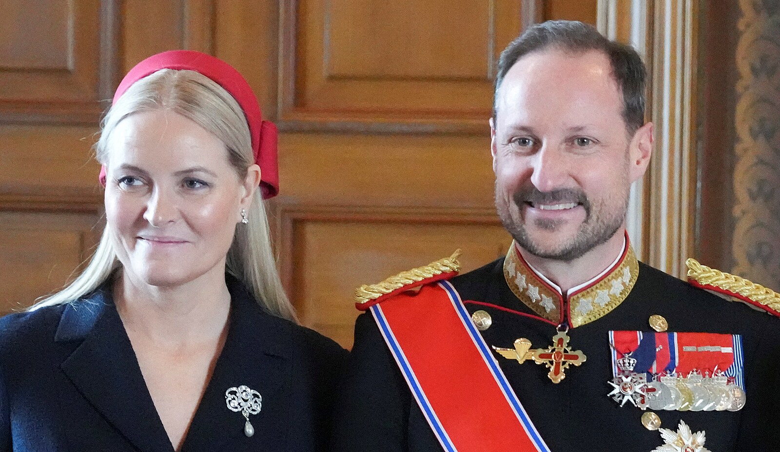 Novým norským králem je Haakon VIII., na jeho choť praskly vztahy s Epsteinem