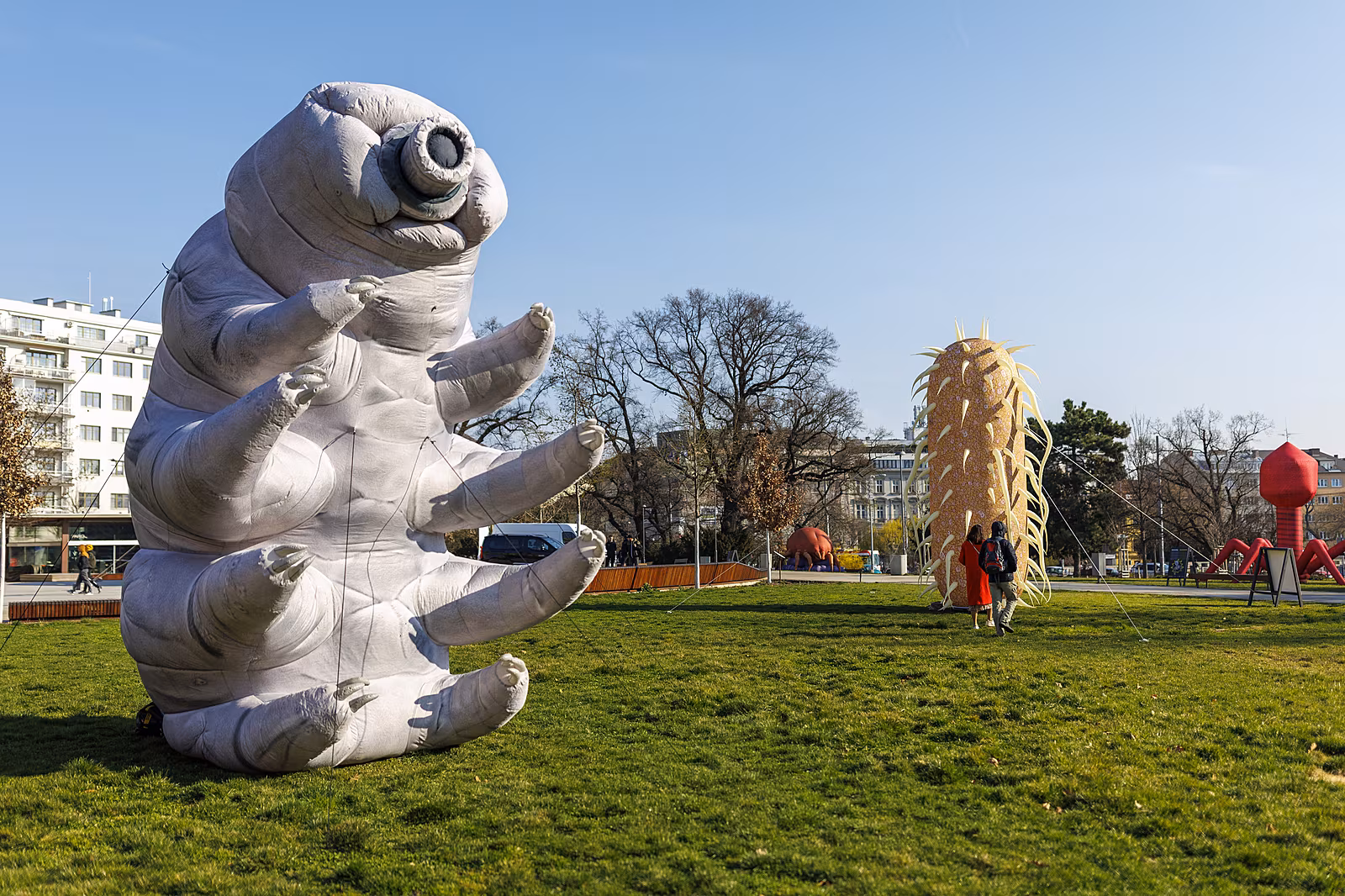OBRAZEM: Mikroskopický drsňák i virus hrdina. Brněnský park zaplnily „obludy“