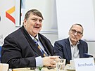Zleva p�edseda Sudeton�meckého krajanského sdru�ení Bernd Posselt a �en�k...