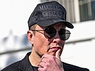Elon Musk, generální �editel spole�nosti Tesla, p�ihlí�í po boku amerického...