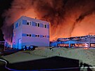 V pardubické pr�myslové zón� ho�í, jedna ze skladovacích hal je kompletn�...