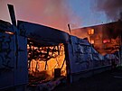V pardubické pr�myslové zón� ho�í, jedna ze skladovacích hal je kompletn�...