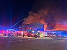 V pardubické pr�myslové zón� ho�í, jedna ze skladovacích hal je kompletn�...