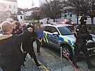 Soud rozhoduje o vazb� podez�elých ze �há�ského útoku v Pardubicích. (24....