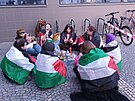 Skupina mladých lidí se zahalila do palestinských vlajek. (24. b�ezna 2026)