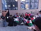 Skupina mladých lidí obsadila chodník p�ed Okresním soudem v Pardubicích. (24....