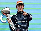 Italský pilot Andrea Kimi Antonelli z týmu Mercedes s cenou pro vít�ze Velké...