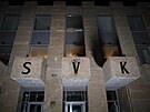 Následky útoku zápalnými lahvemi na Ruský d�m v Dejvicích. (26. b�ezna 2026)