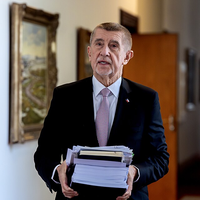 Premi�r Andrej Babi� p�ich�z� na jedn�n� vl�dy. (23. b�ezna 2026)