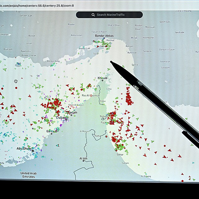 Situace v Hormuzsk�m pr�livu a jeho okol�: ukazuje �ekaj�c� tankery a n�kladn� lod�.
